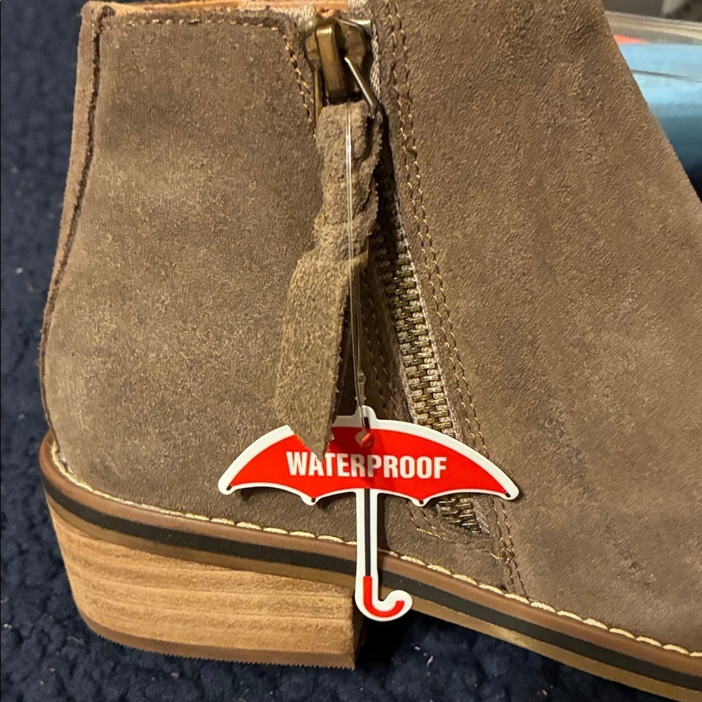 Brand NEW Blondo Liam Waterproof Brown Ankle Booties 6.5 - Picture 9 of 10